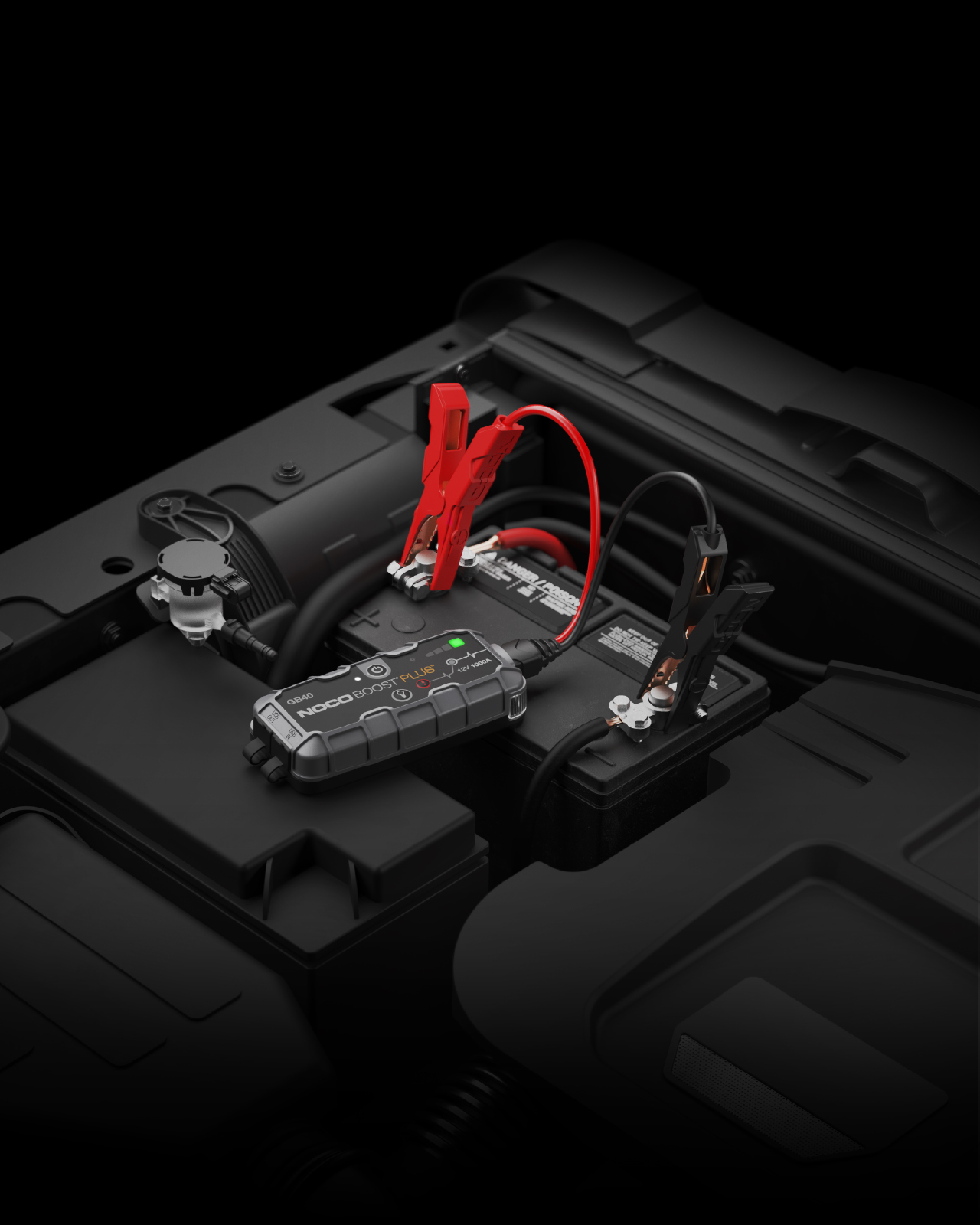 NOCO Boost Plus GB40 em uso no motor